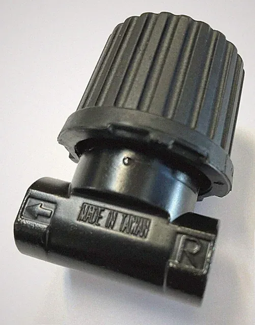 MINI 1/4'' AIR REGULATOR WITH 1/8'' GAUGE PORT FLOWS RIGHT TO LEFT COMPRESSORS